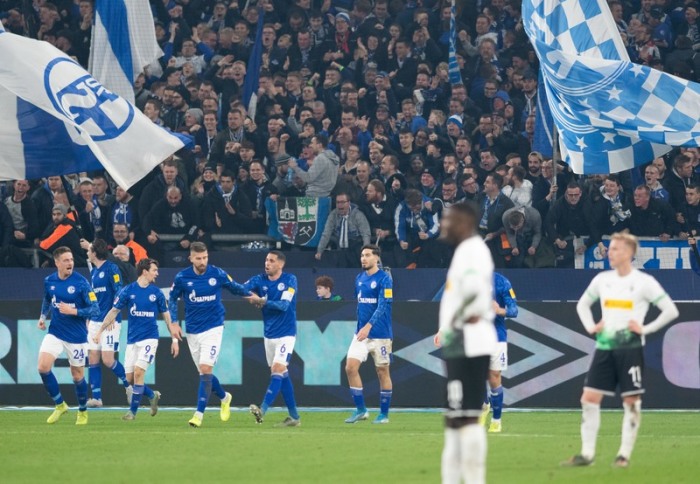 Schalkes Spieler jubeln über das 2:0. Foto: Bernd Thissen/Dpa