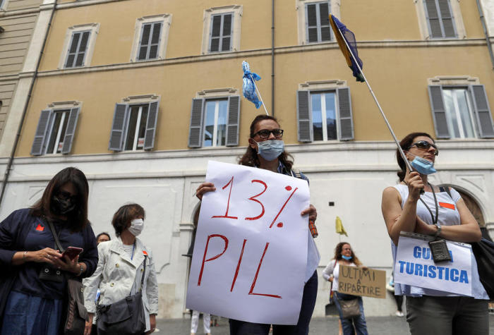 Roms Fremdenführer protestieren inmitten der Coronavirus-Pandemie mit einem Sitzstreik. Foto: epa/Riccardo Antimiani