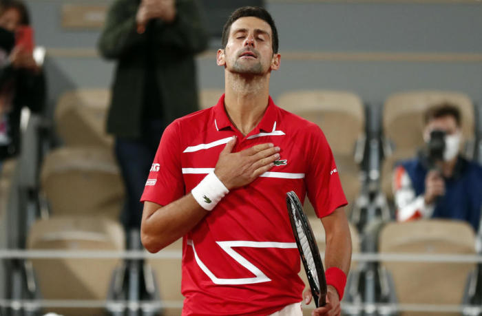 Der Serbe Novak Djokovic reagiert nach seinem Sieg gegen den Griechen Stefanos Tsitsipas im Halbfinale der Männer. Foto: epa/Ian Langsdon