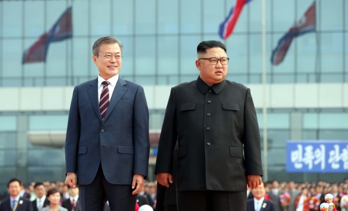 Der südkoreanische Präsident Moon Jae-in (l.) und der nordkoreanische Machthaber Kim Jong-un (r.). Foto: epa/Pyongyang Press Corps