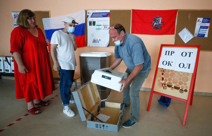 Mitglieder der lokalen Wahlkommission bereiten ein Wahllokal für den letzten Tag eines Referendums über Änderungen der russischen Verfassung in Moskau vor. Foto: epa/Juri Kotschetkow