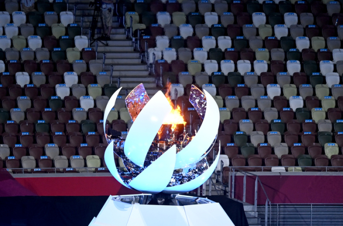 Abschlussfeier im Olympiastadion. Die olympische Flamme kurz vor dem Erlischen. Foto: Marijan Murat/dpa
