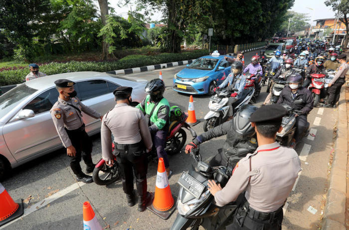 Die indonesischen Behörden verhängen angesichts der steigenden Zahl von COVID-19-Fällen in Jakarta Einschränkungen. Foto: epa/Bagus Indahono