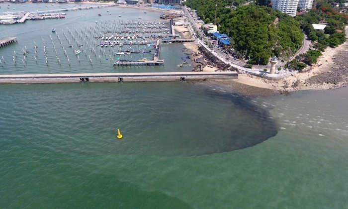 Im Mai sorgte eine schwarze Lagune am Hafen Bali Hai in Pattaya für landesweites Aufsehen. Die Luftbildaufnahme zeigt das ganze Ausmaß des verschmutzen Meeres vor der Touristenmetropole. Foto: Sanook