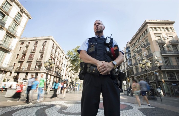 Polizist auf Barcelonas Flaniermeile La Rambla. Foto: epa/Marta Perez