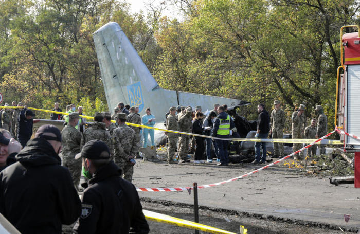 Retter inspizieren die Absturzstelle des Flugzeugs An-26 in der Nähe des Gebiets der Stadt Chuguev in Charkiw. Foto: epa/Sergey Kozlov