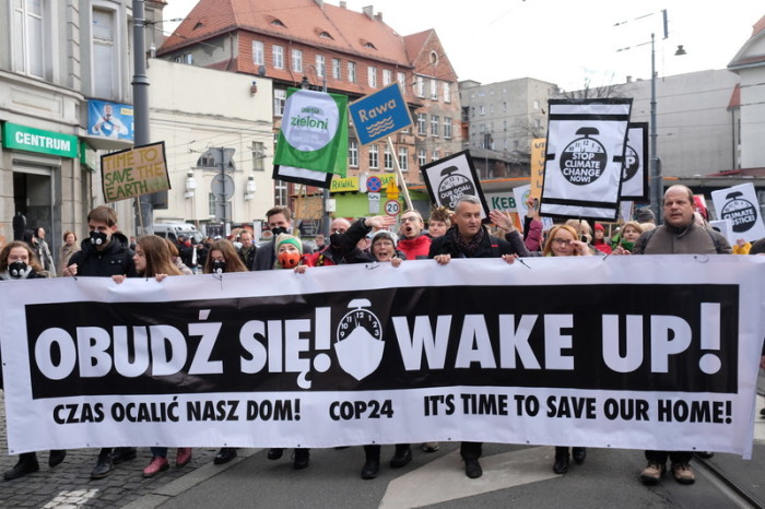 Klimaaktivisten auf einer Großdemonstration am Samstag in Kattowitz. Foto: epa/Andrzej Grygiel