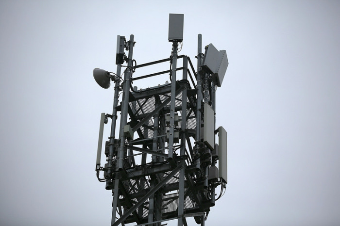Eine 5G-Antenne steht auf einem Testgelände. Im Streit um die Ausgestaltung des schnellen mobilen Internets der Zukunft wollen die Netzbetreiber Telefonica und Vodafone eine juristische Klärung. Foto: Oliver Berg/Dpa