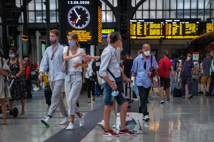 Fahrgäste ziehen ihr Gepäck am Bahnhof Milano Centrale in Mailand.Foto: epa/Matteo Corner