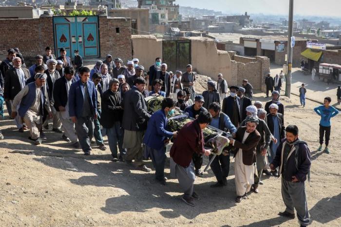 Menschen nehmen an der Beerdigung eines der Opfer eines Anschlags teil, der am 08. Mai im Westen von Kabul auf eine Schule verübt wurde. Foto: epa/Hedayatullah Amid
