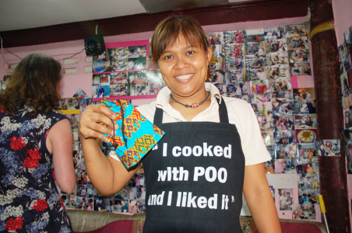 Der Erfolg als Köchin, Kochlehrerin, Kochbuchautorin und Partyservicebesitzerin ist Poo nicht zu Kopf gestiegen: „Ich bin in Klong Thoey zu Hause. Hier sind meine Wurzeln.“