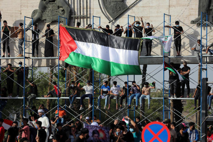 Unterstützer des irakischen schiitischen Geistlichen Muqtada al-Sadr halten bei einer Solidaritätsdemonstration die palästinensische Flagge hoch. Foto: epa/Ahmed Jalil