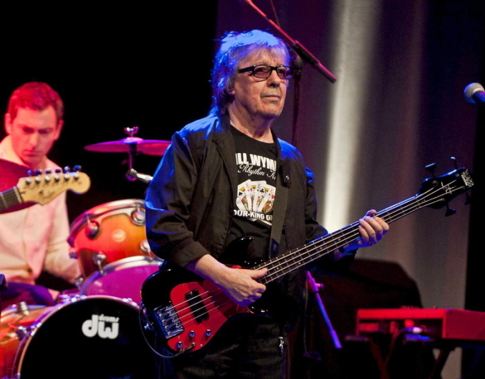 Der britische Musiker Bill Wyman performt auf der Bühne mit seiner Band bei einem Konzert in der BBK Hall während der «Music Legends» Reihe. Der langjährige Bassist der Rolling Stones feiert am 24.10.2021 seinen 85. ... Foto: picture alliance/dpa