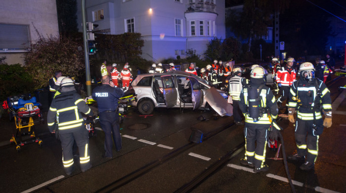 Rettungskräfte sind nach einem Verkehrsunfall im Einsatz. Auf dem Rückweg von einer Hochzeitsfeier ist ein Jugendlicher in Bielefeld bei einem Autounfall gestorben. Foto: Christian Mathiesen/Dpa