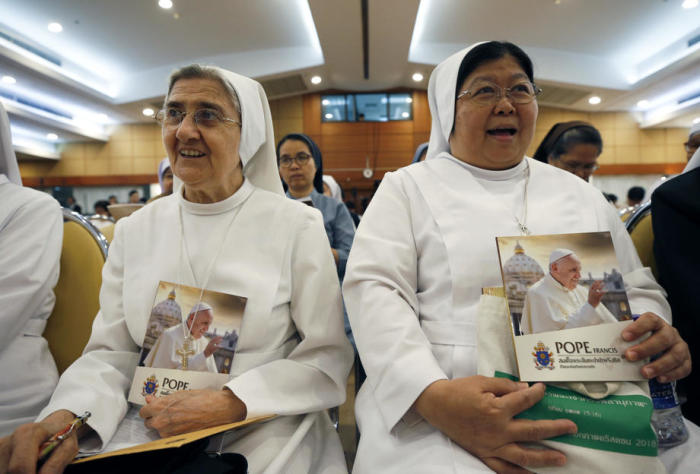 Katholische Nonnen werden im Bangkoker St. Louis Hospital über den Besuch des Papstes informiert. Foto: epa/Rungroj Yongrit