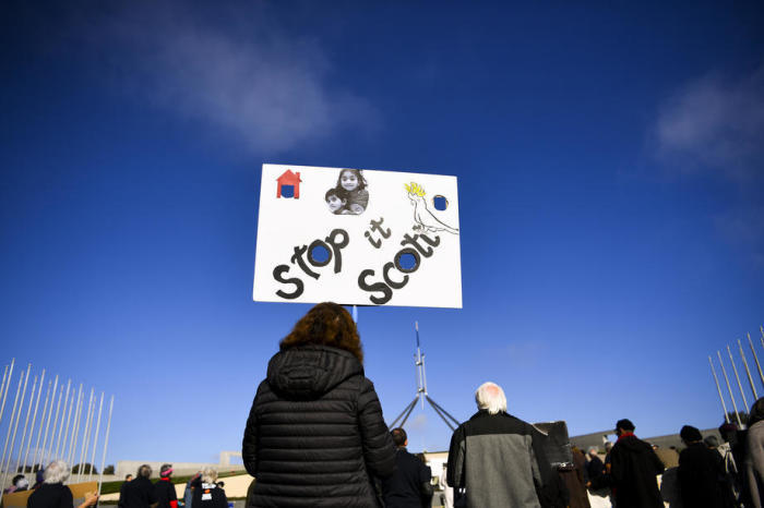 Kundgebung vor dem Parlamentsgebäude in Canberra mit der Forderung nach einem Neuansiedlungsplan für Asylbewerber und Flüchtlinge. Foto: epa/Lukas Coch