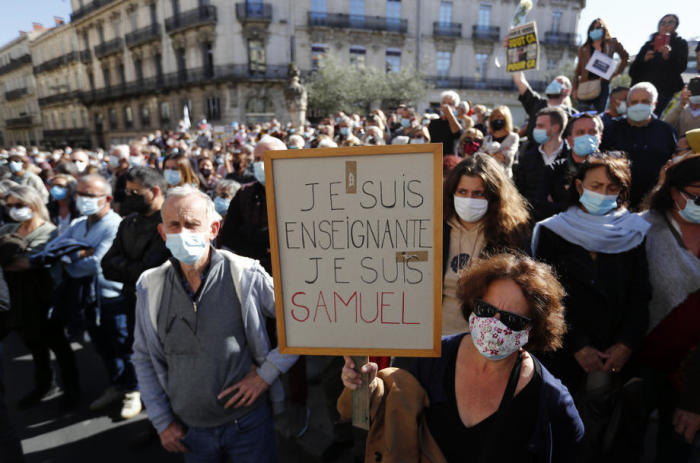 Demonstration gegen die Ermordung von Samuel Paty. Foto: epa/Guillaume Horcajuelo