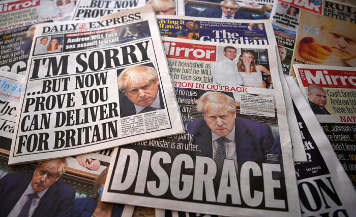 Die Titelseiten der britischen Zeitungen in London. Foto: epa/Andy Rain