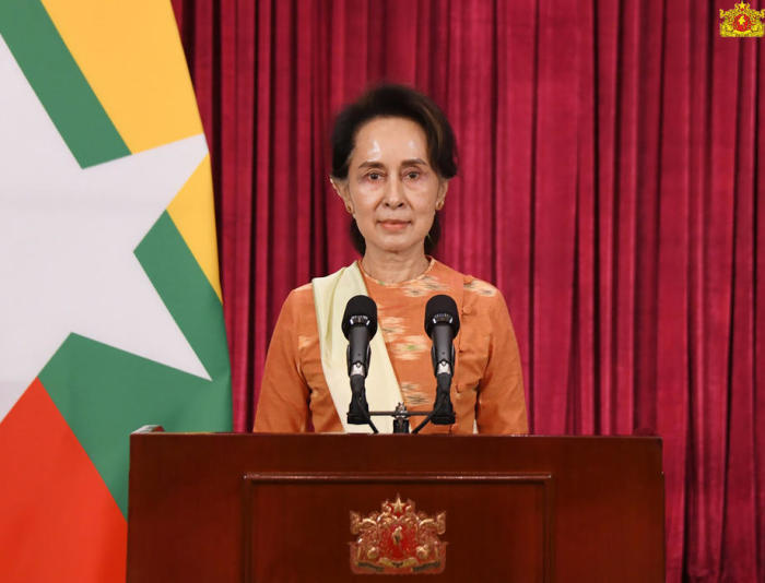 Die myanmarische Staatsrätin Aung San Suu Kyi hält eine Rede im Staatsfernsehen in Naypyitaw. Foto: epa/Myanmarisches StaatsratsbÜro