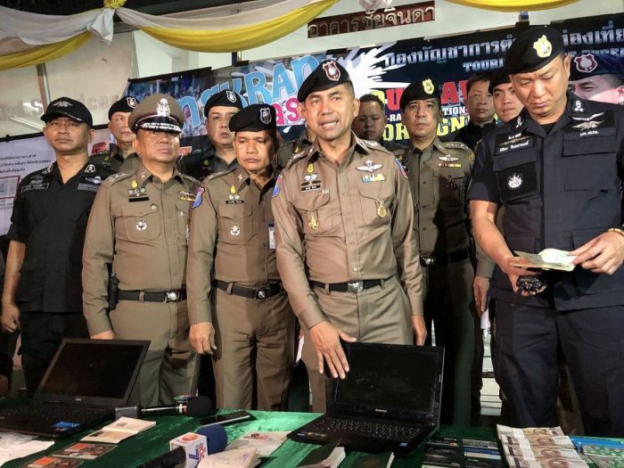 Thailands Immigrationschef Generalmajor Surachate Hakparn (M.) holt zum nächsten Schlag aus. Foto: The Thaiger