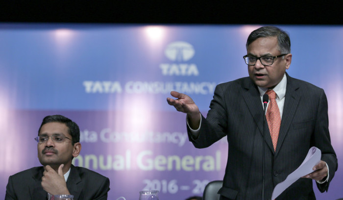 Tata-Verwaltungsratschef Natarajan Chandrasekaran (r.). Foto: epa/Divyakant Solanki