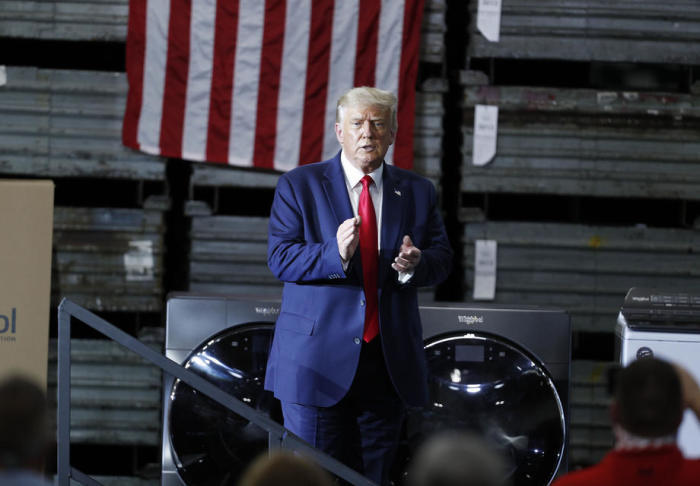 US Präsident Donald J. Trump reist nach einer Rede in der Produktionsstätte der Whirlpool Corporation in Clyde ab. Foto: epa/David Maxwell