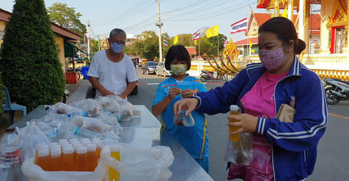 Buddhistische Tempel im ganzen Land haben Kantinen eingerichtet, um die Bevölkerung mit Essen zu versorgen, so auch in Chiang Mai. Foto: National News Bureau of Thailand