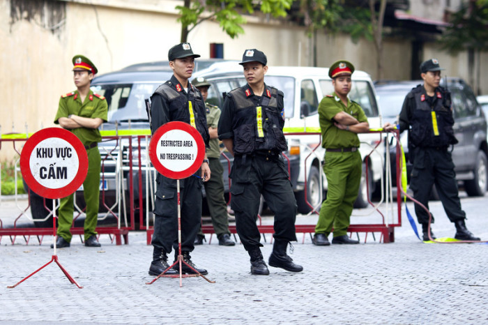 Streng bewachtes Gerichtsgebäude in Vietnam. Foto: epa/STR