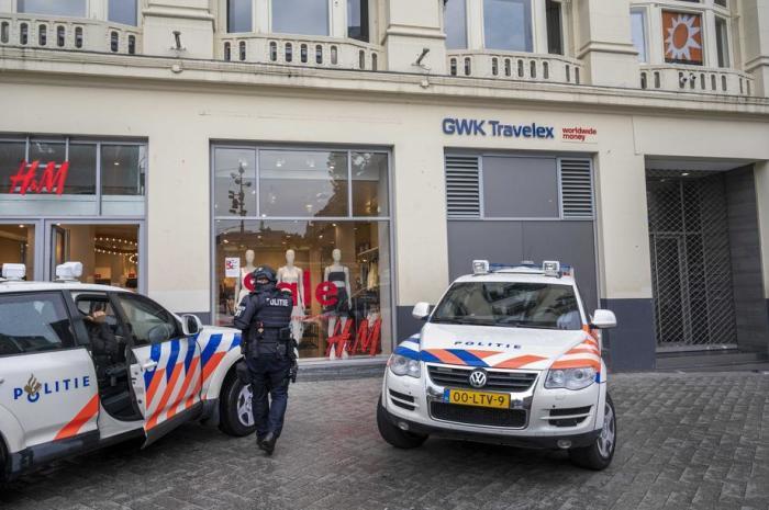 Polizeiautos sind vor dem Gebäude zu sehen, in dem sich das RTL-Boulevard-Studio am Leidseplein befindet, nachdem es evakuiert wurde, in Amsterdam. Foto: epa/Evert Elzinga