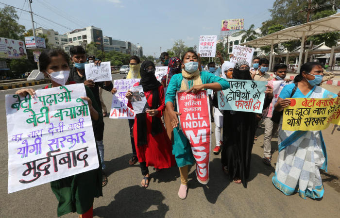 Indische Aktivisten rufen Parolen, während sie gegen eine angebliche Gruppenvergewaltigung eines 19-jährigen Dalit-Mädchens im Bundesstaat Uttar Pradesh protestieren. Foto: epa/Sanjeev Gupta