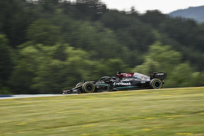 Britischer Formel-1-Pilot Lewis Hamilton von Mercedes in Aktion während des Formel-1-Grand-Prix von Österreich. Foto: epa/Christian Bruna