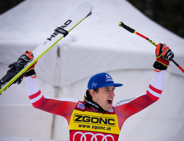 Der österreichische Skirennläufer Matthias Mayer jubelt nach seinem Sieg im Abfahrtsrennen der Herren beim FIS Ski Alpin Weltcup in Lake Louise. Foto: epa/Nick Didlick