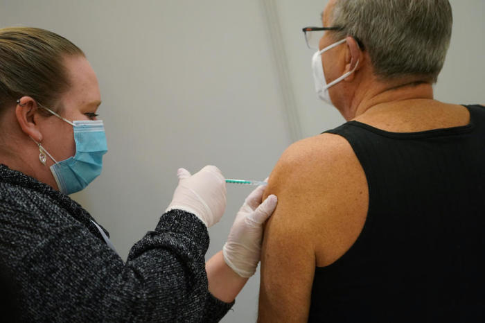 Im Impfzentrum verabreicht eine Krankenschwester einem älteren Mann den Impfstoff von Pfizer/BioNTech. Foto: epa/Sean Gallup