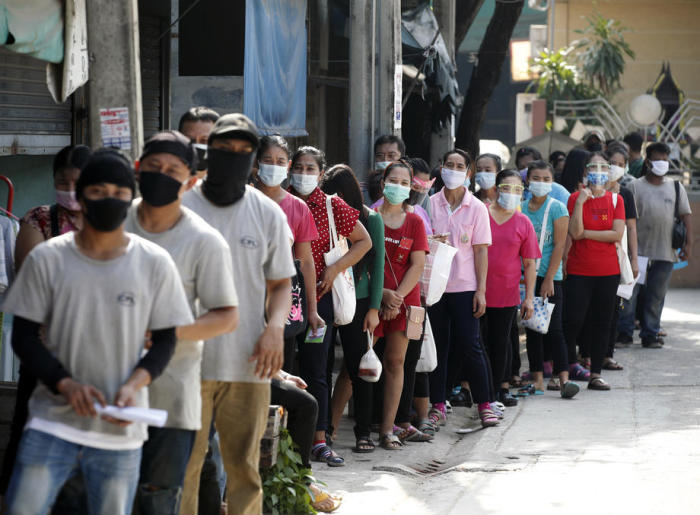 Warteschlange vor einer Covid-19-teststation für Wanderarbeiter in Bangkok. Foto: epa/Rungroj Yongrit