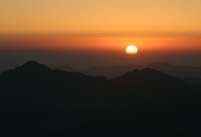 Ein faszienierender Sonnenaufgang auf der Sinai-Halbinsel. Foto: epa/Khaled Elfiqi