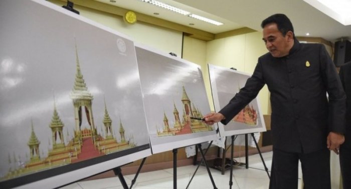 Der Leiter des Amts für Schöne Künste erläutert den Plan zum Phra Merumat, dem Königlichen Krematorium.