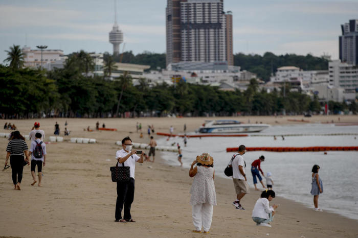 Thailändische Touristen bevölkern den Strand von Pattaya. Foto: epa/Diego Azubel