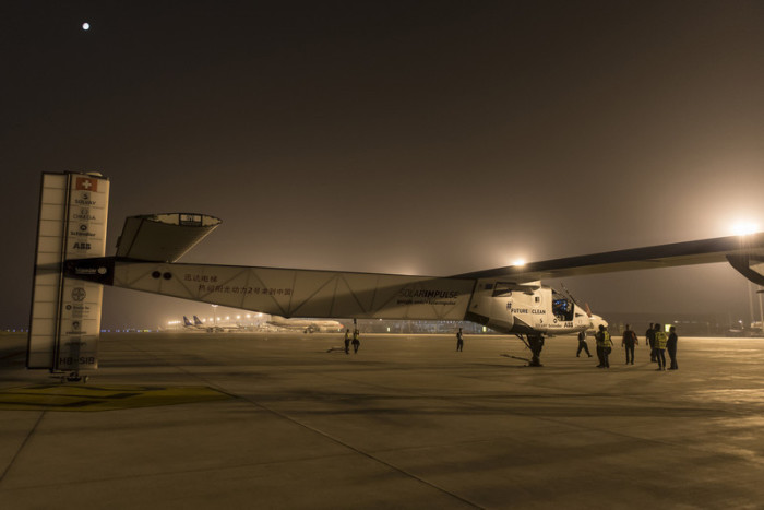 Sechs Tage soll «Solar Impulse 2» nonstop unterwegs sein. Wird der Solarflieger die Etappe schaffen? Foto: Global Newsroom / Handout/Epa