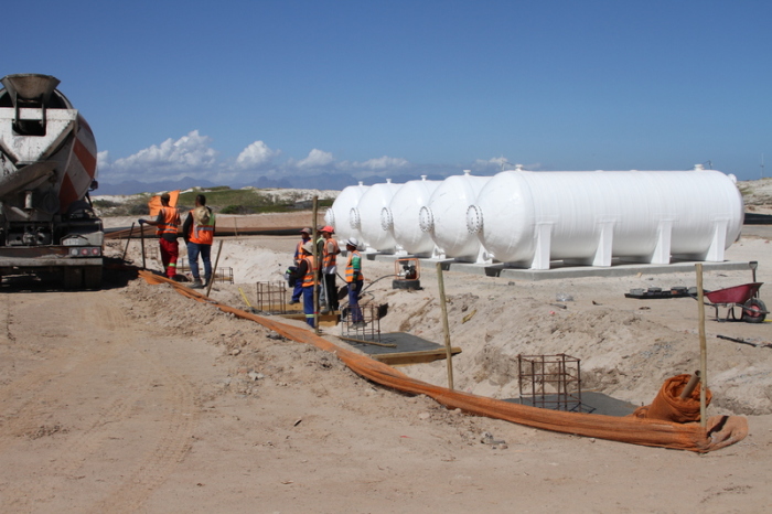 Bauarbeite gießen Betonfundamtente auf der Baustelle einer Meerwasserentsalzungsanlage in Strandfontein, einem Voraort von Kapstadt. Foto: Kristin Palitza/Dpa