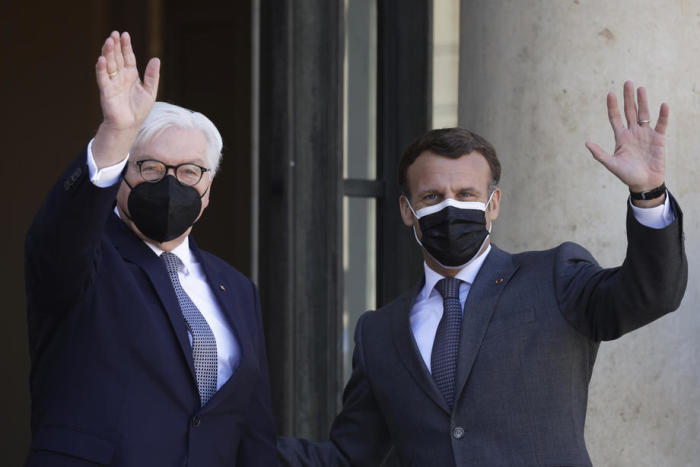 Der französische Präsident Emmanuel Macron (R) begrüßt den deutschen Bundespräsidenten Frank-Walter Steinmeier (C) bei seiner Ankunft im Elysee-Palast in Paris. Foto: epa/Yoan Valat