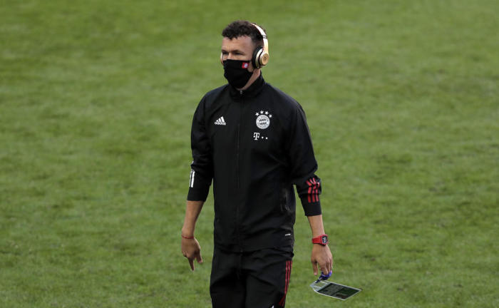 Ivan Perisic von Bayern trägt vor dem Training von Bayern München in Lissabon eine Gesichtsmaske. Foto: epa/Manu Fernandez