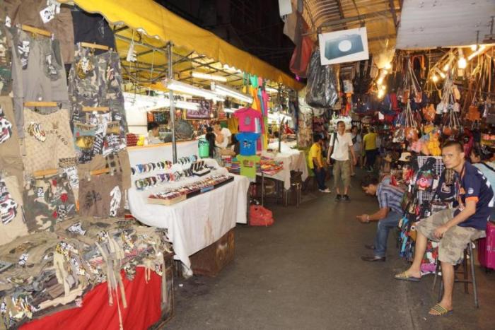 24 Stunden lang pulsierendes Leben auf den Nachtmärkten und Straßenrestaurants locken Touristen in der Hauptstadt. Doch genau diese Märkte sollen nun weg - die Behörden finden sie nicht schick genug. Foto: bj