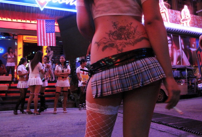 Voraussichtlich könnte Thailands berühmt-berüchtigtes Nachtleben am 1. Juli wieder in Betrieb gehen. Foto: epa/How Hwee Young