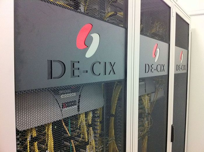 Ein 19-Zoll-Rack für mehrere Switches im DE-CIX. Foto: Wikimedia/Stefan Funke
