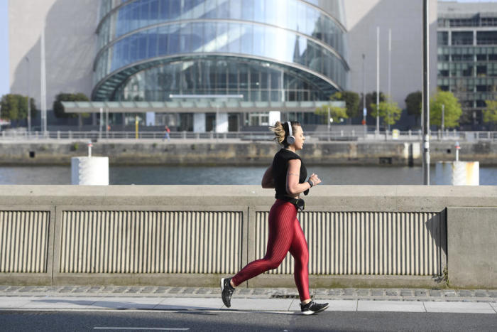 Eine joggende Frau in Dublin, Irland. Foto: epa/Aidan Crawley