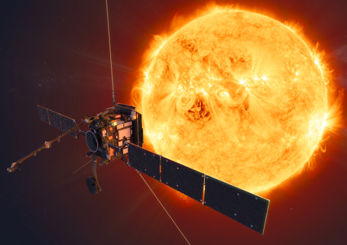 Die Sonde Solar Orbiter vor der Sonne. Die Sonde soll auf ihrer Mission zur Sonne am 27.12.2020 ganz nah an der Venus, dem Nachbarplaneten der Erde, vorbeifliegen. Foto: ATG medialab/Esa/dpa