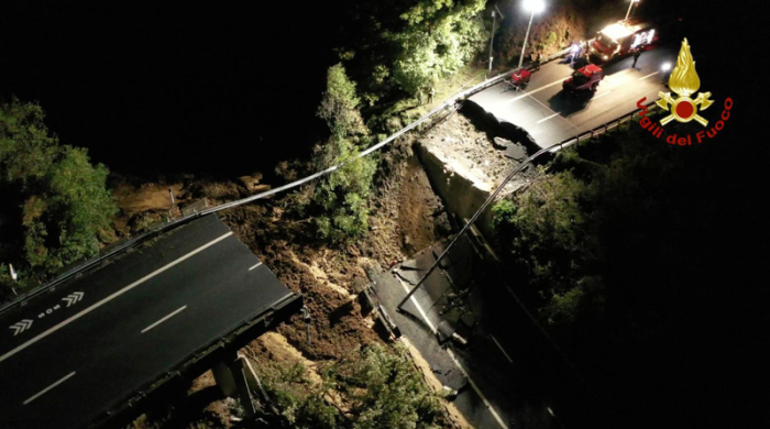 Dieses zur Verfügung gestellte Foto zeigt den eingestürzten Abschnitt der Autobahn Turin-Savona A6. Foto: Vigili del Fuoco/Dpa