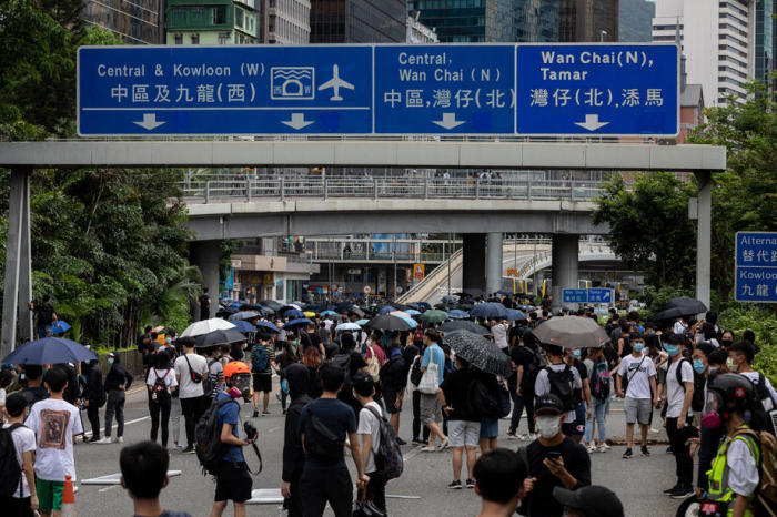 Demonstranten blockieren den Verkehr während einer Kundgebung gegen die Umsetzung des Gesetzes zur nationalen Sicherheit in Hongkong. Foto: epa/JEROME FAVRE