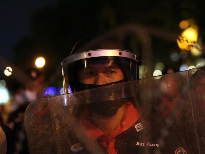 Beamter der Bereitschaftspolizei auf einer Antiregierungsdemonstration in Bangkok. Foto: epa/Narong Sangnak