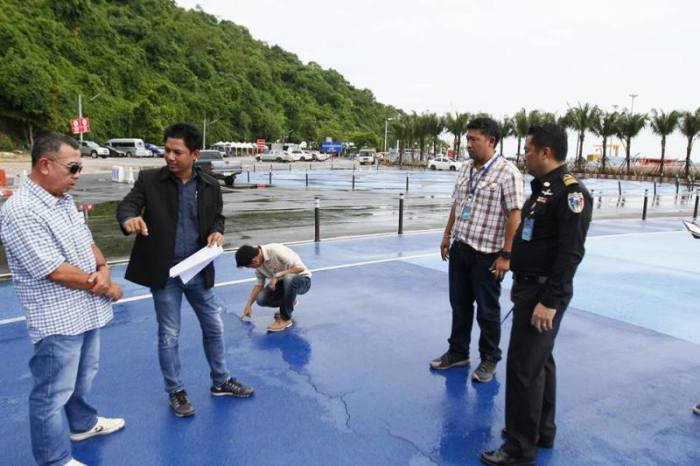 Arbeiter der Stadtverwaltung inspizieren die Schäden am Hafen Bali Hai. Foto: PR Pattaya